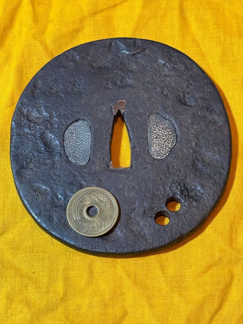 大鍔　鉄地丸型　在銘　会津住正阿弥