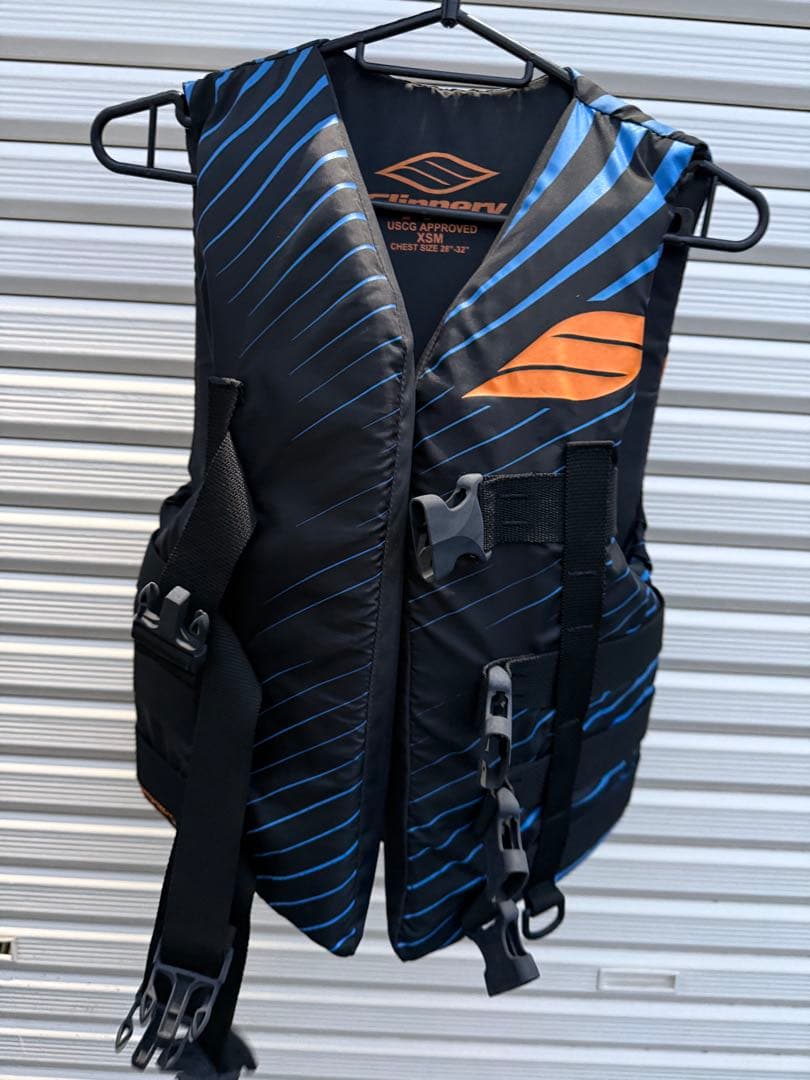 ライフジャケット 黒と青のストライプ