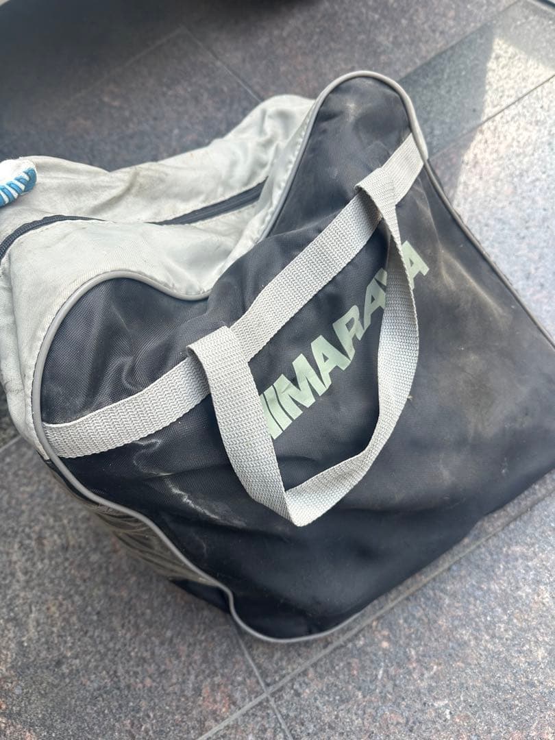 スキーウェア、スキー板、スキー靴、スキースティック