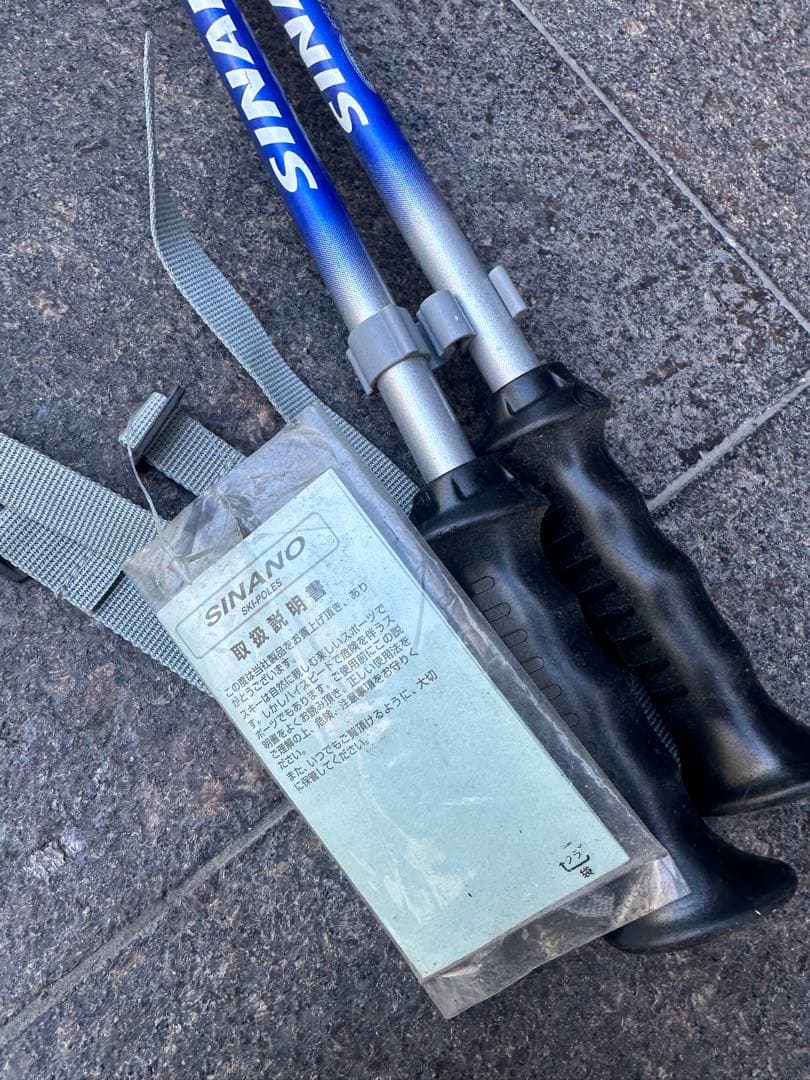 スキーウェア、スキー板、スキー靴、スキースティック