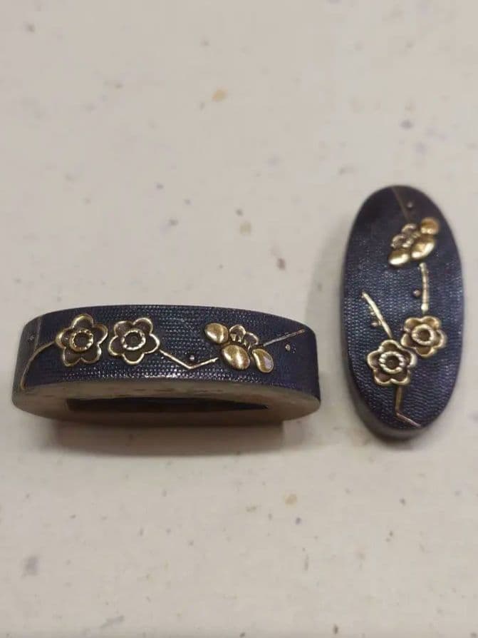 縁頭、赤銅魚子地に梅華図