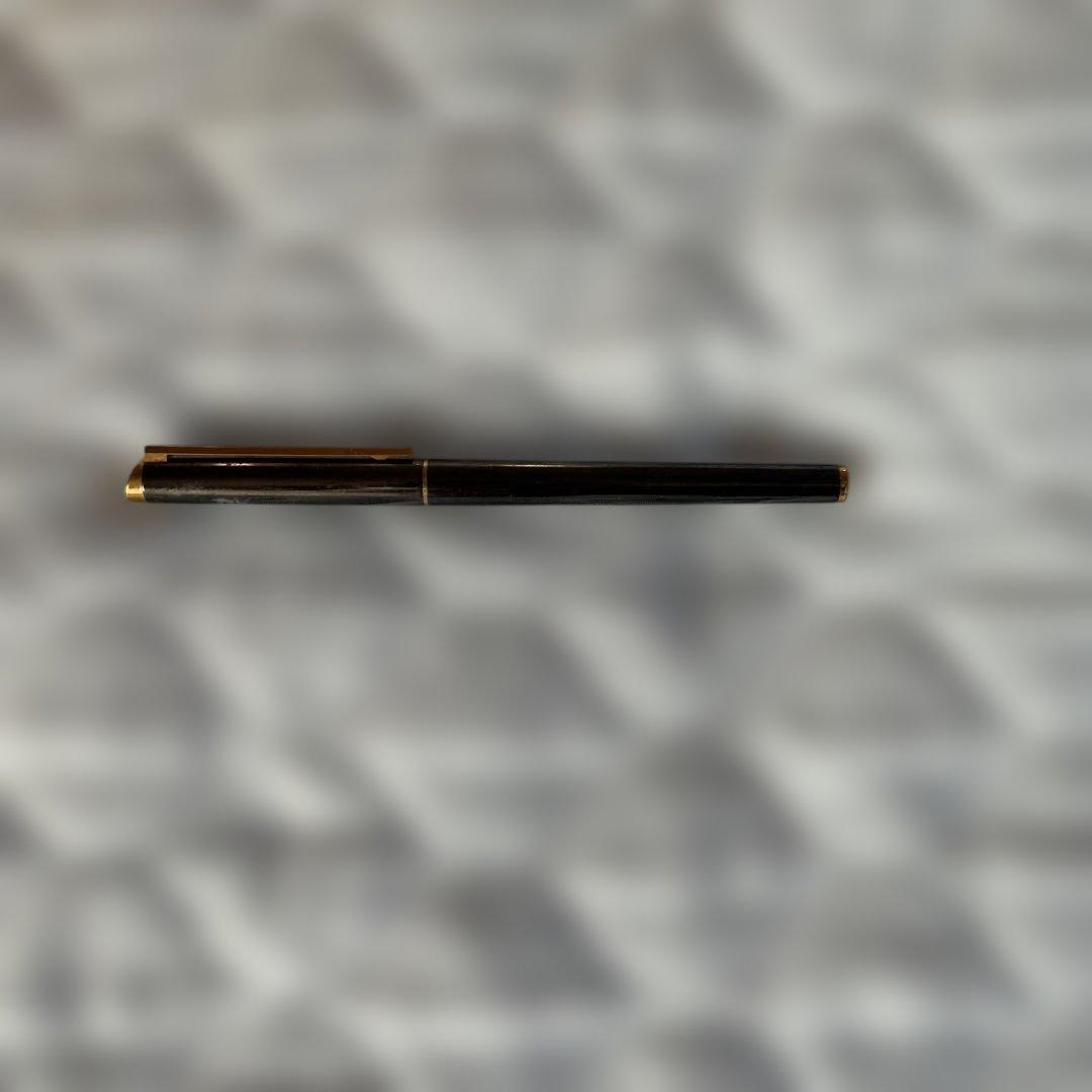 セールDunhill 黒色 金属製 万年筆 ゴールドアクセント