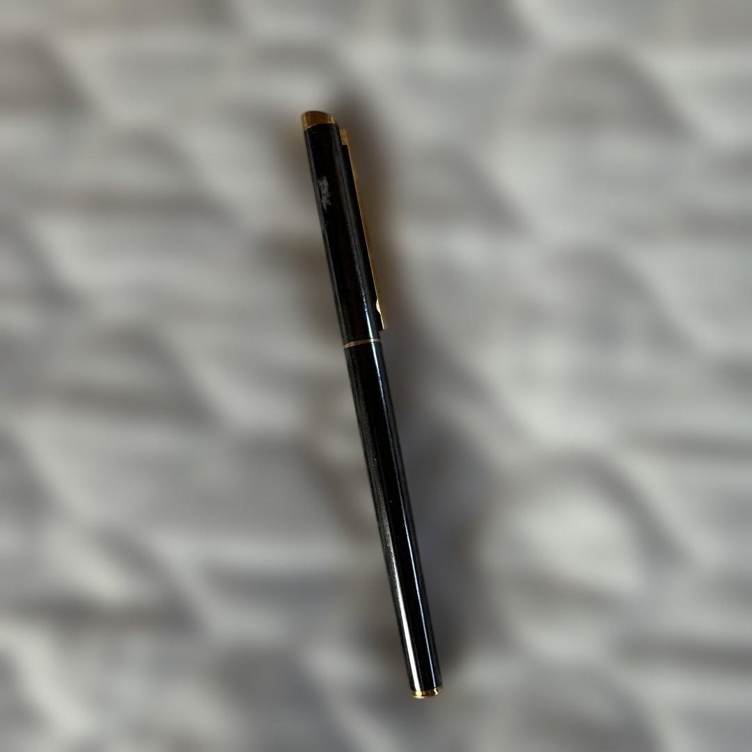 セールDunhill 黒色 金属製 万年筆 ゴールドアクセント