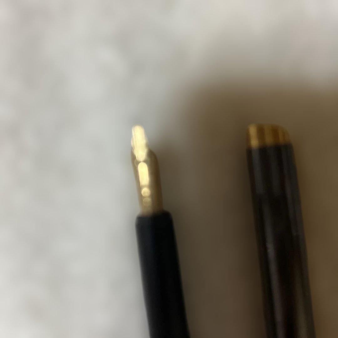 セールDunhill 黒色 金属製 万年筆 ゴールドアクセント