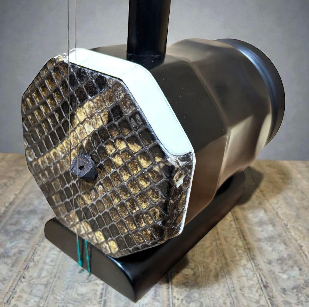 美品✨二胡 木製 蛇皮良好 琴筒内 印あり 弓・ケース（オマケ）付 中国楽器