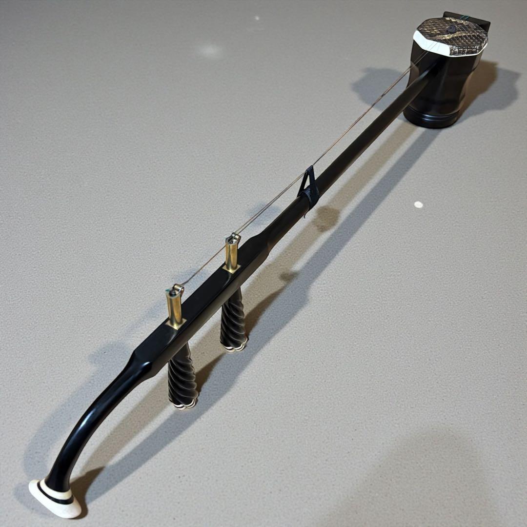 美品✨二胡 木製 蛇皮良好 琴筒内 印あり 弓・ケース（オマケ）付 中国楽器