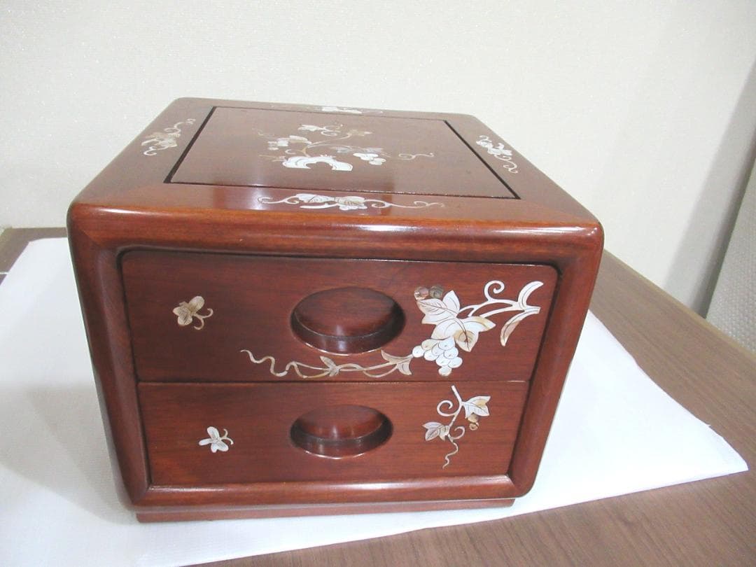 螺鈿家具 　螺鈿細工　 唐木 　花梨　葡萄柄　木製　２段　ミニ箪笥　小引出し