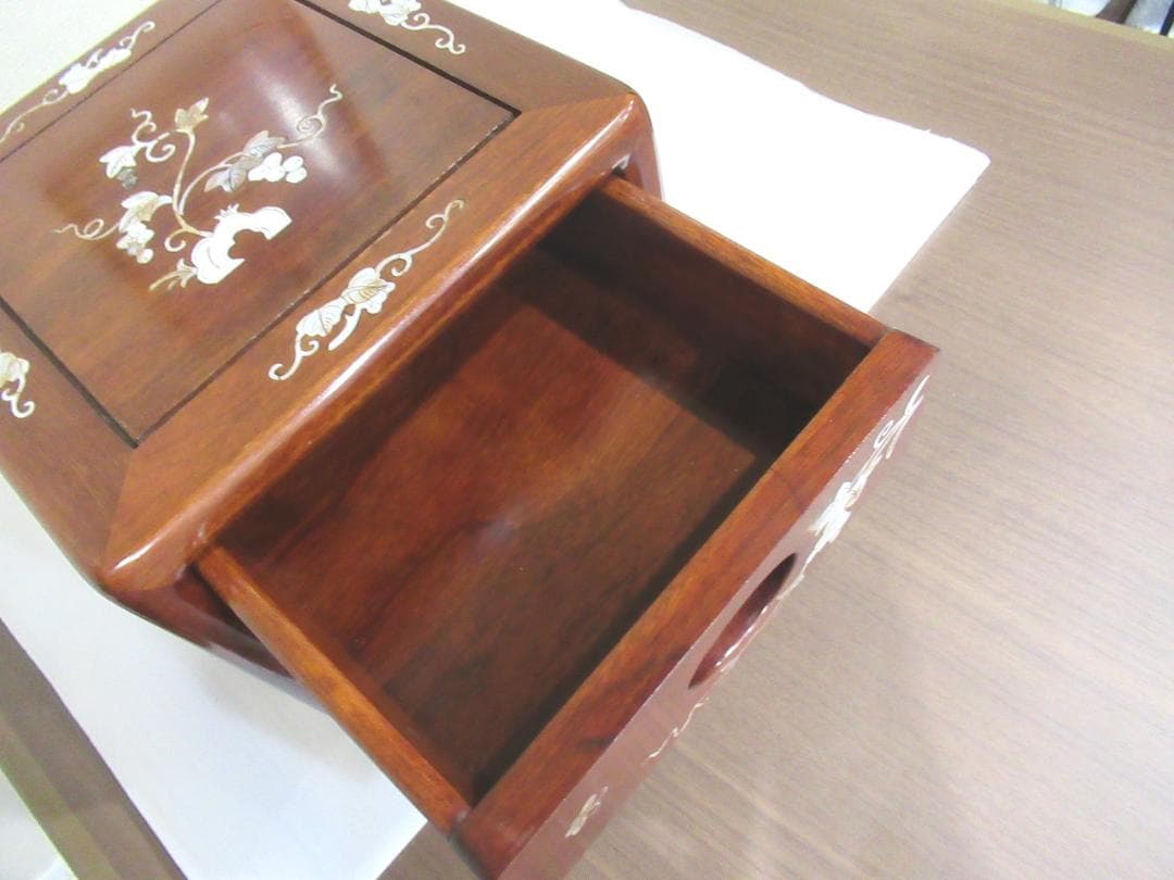 螺鈿家具 　螺鈿細工　 唐木 　花梨　葡萄柄　木製　２段　ミニ箪笥　小引出し