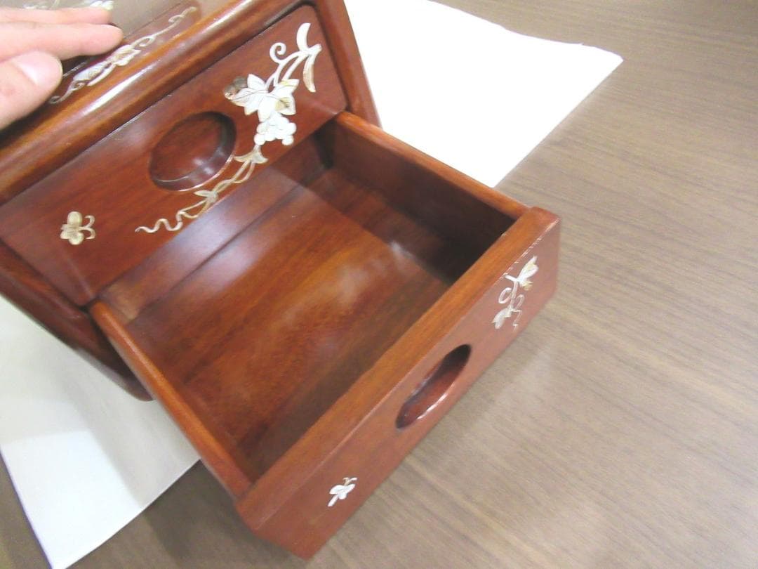 螺鈿家具 　螺鈿細工　 唐木 　花梨　葡萄柄　木製　２段　ミニ箪笥　小引出し