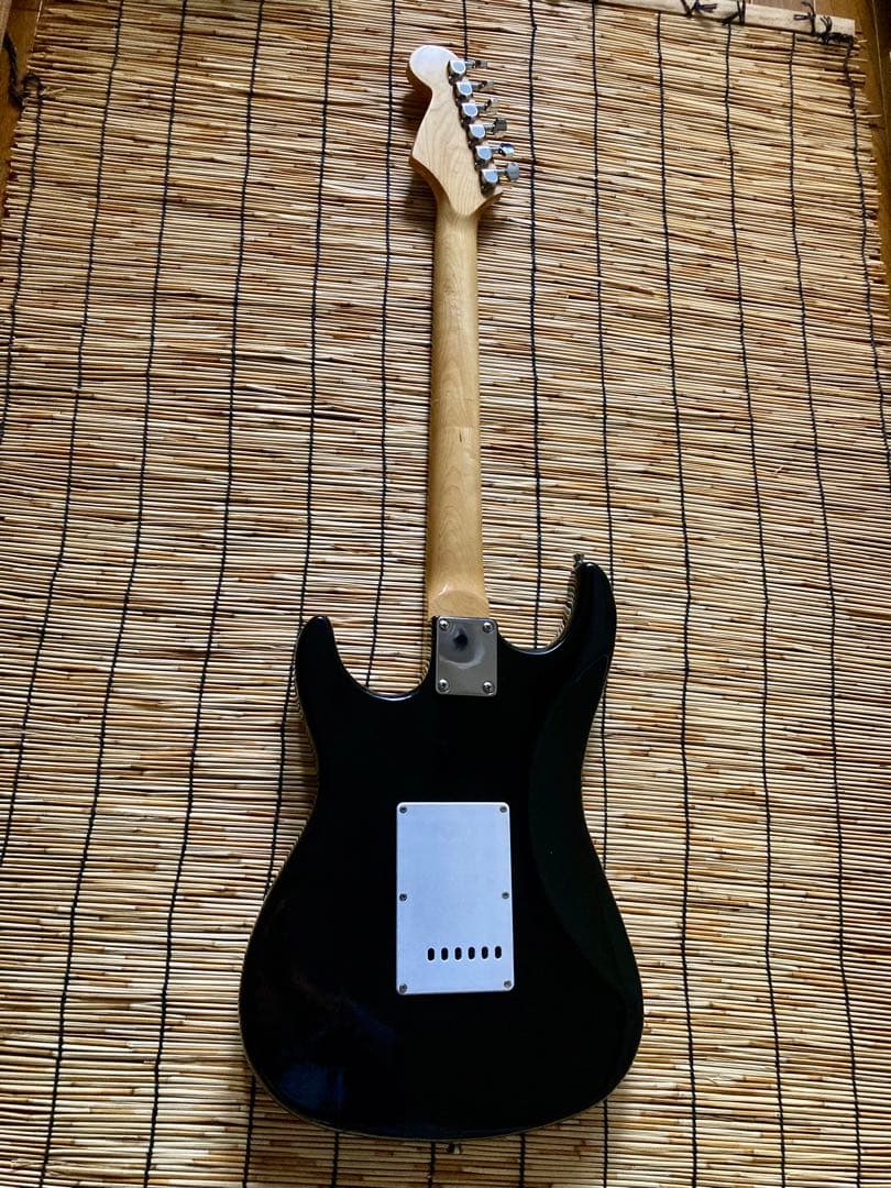 ☆再値下断行☆　ノーブランド　軽量、ネック太め、新機能満載のST