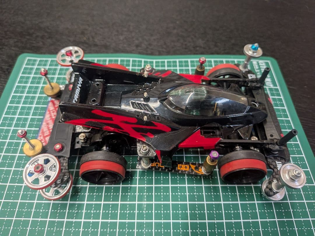 ミニ四駆 黒/赤 軽量シャーシ
