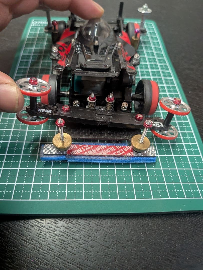 ミニ四駆 黒/赤 軽量シャーシ