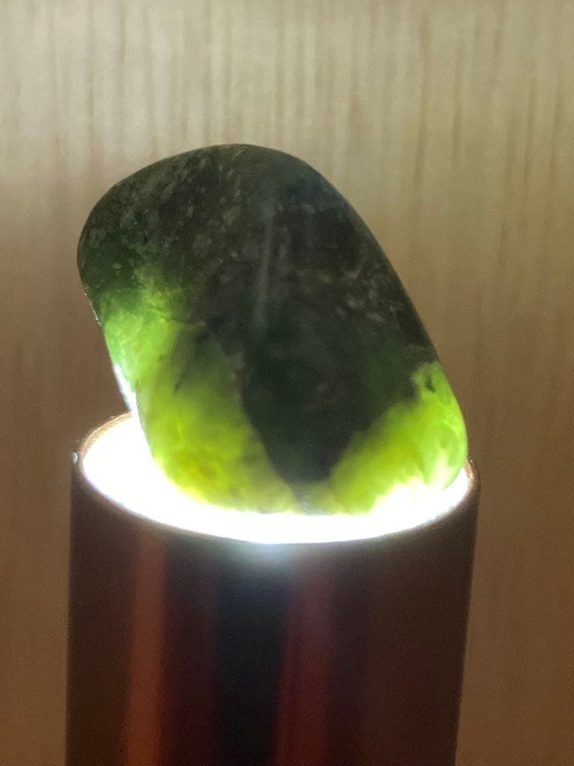 【極上の手触り】糸魚川翡翠 原石 6.8g ツルツル 透過あり お守り 石肌美