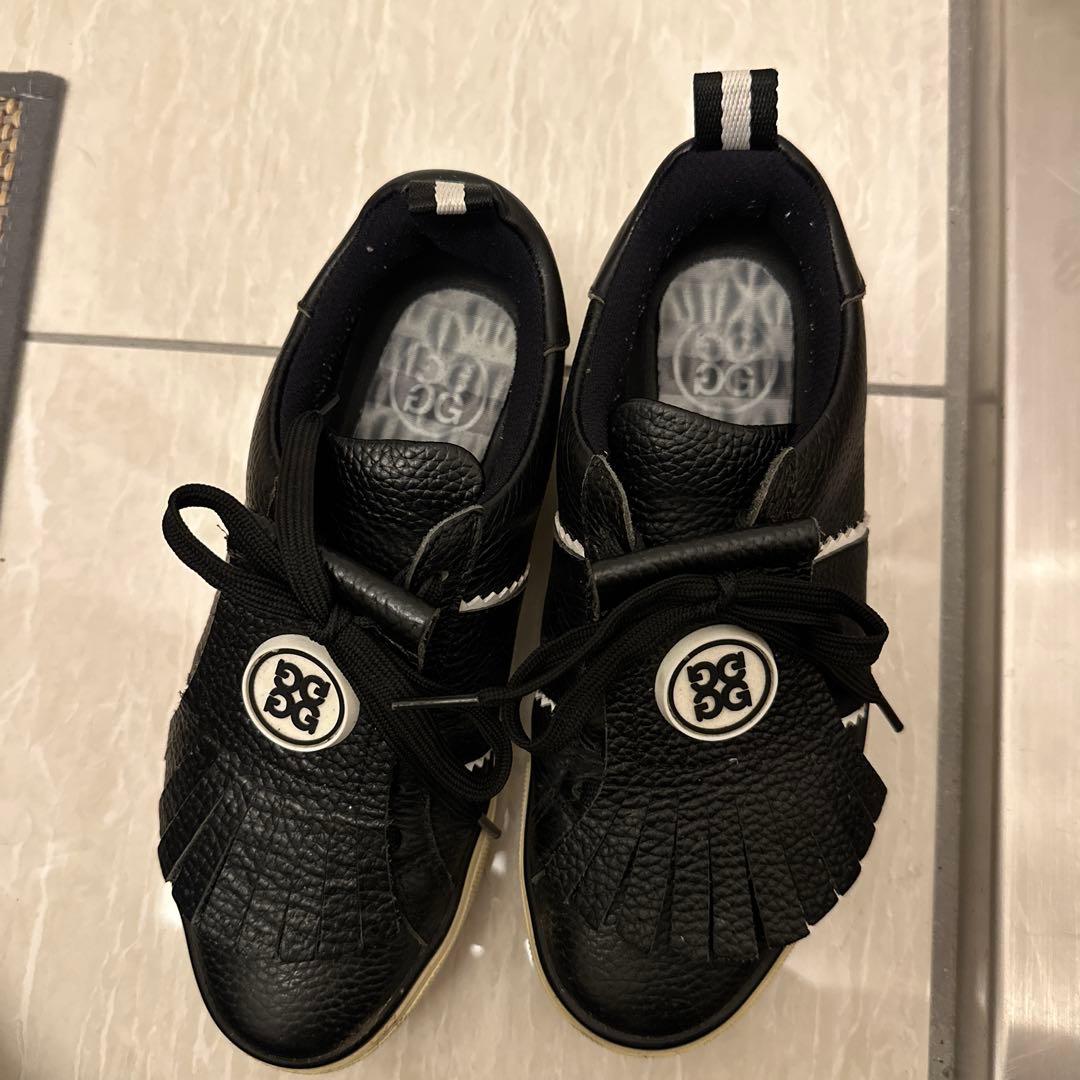 フリンジ付きブラックスニーカー