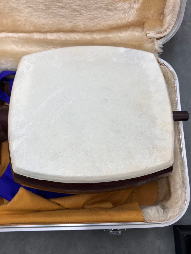 ①三味線 本体 伝統的和柄装飾付き 和楽器 付属品各種 ハードケース付