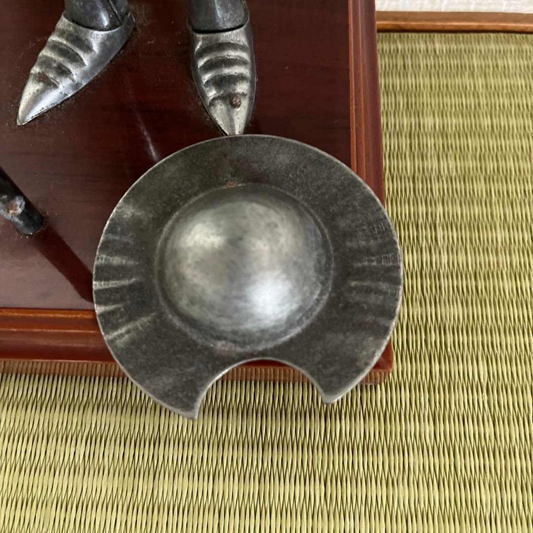 金属製騎士像 本付き 木製台座