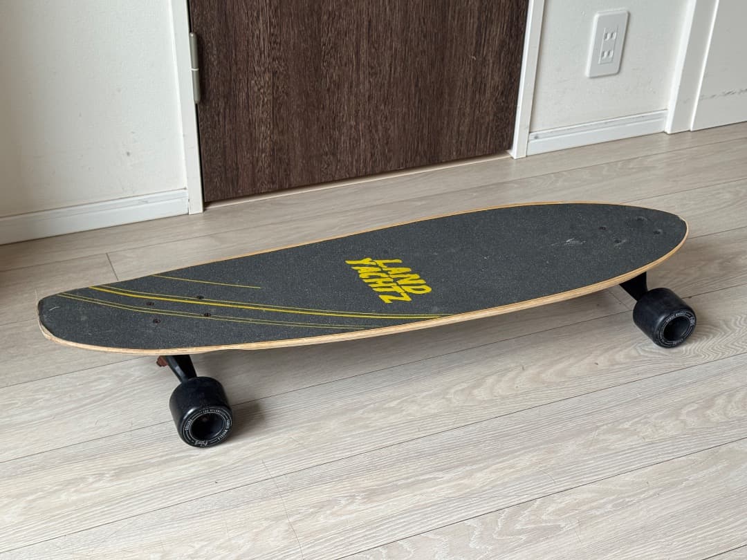 ランドヤッツ ピンテールロングボード – 咆哮する熊グラフィック