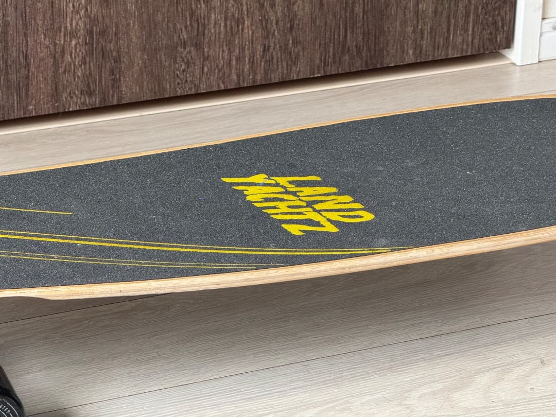 ランドヤッツ ピンテールロングボード – 咆哮する熊グラフィック