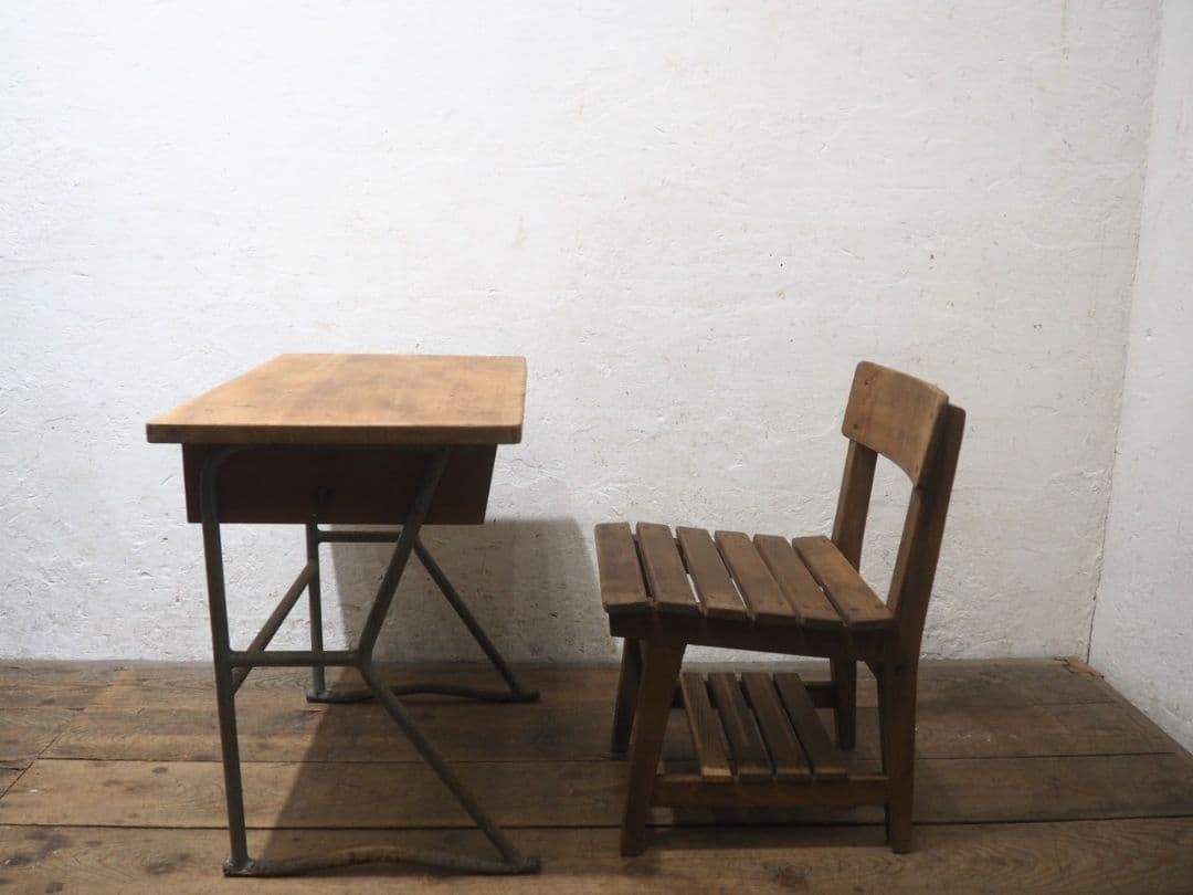 1323 ①ヴィンテージ　レトロな学校机と椅子　テーブル　イス　古家具　子供用