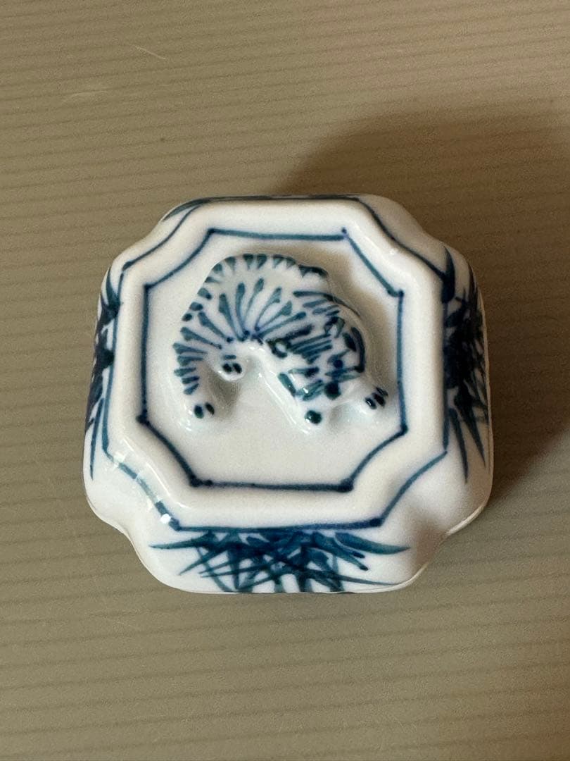 2716 染付香合　竹虎文　徳昇作