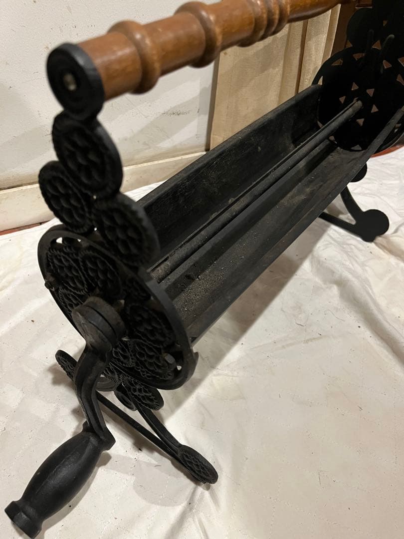 アンティーク　薪置き　装飾的な鋳鉄スタンド