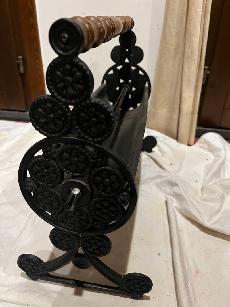 アンティーク　薪置き　装飾的な鋳鉄スタンド