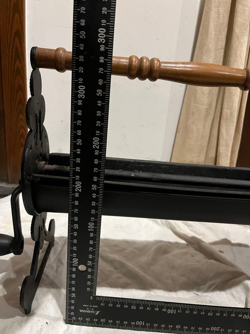 アンティーク　薪置き　装飾的な鋳鉄スタンド