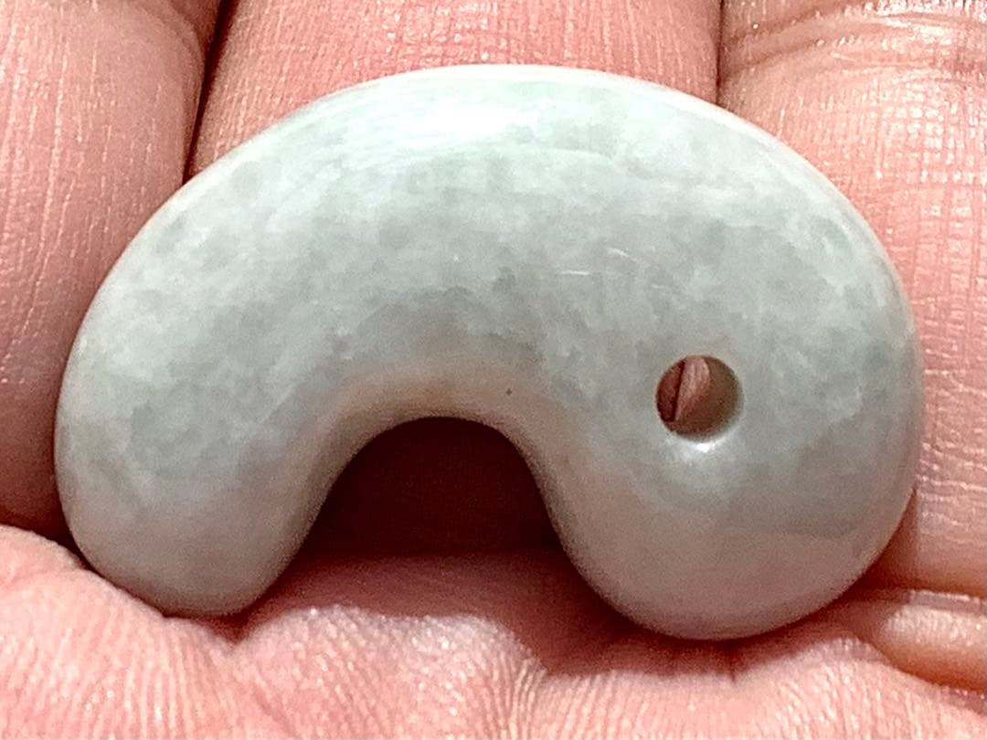 神様宿る✳氷の世界　糸魚川翡翠勾玉アイスジェイド　高額勾玉を卸し値段にて鑑別書付