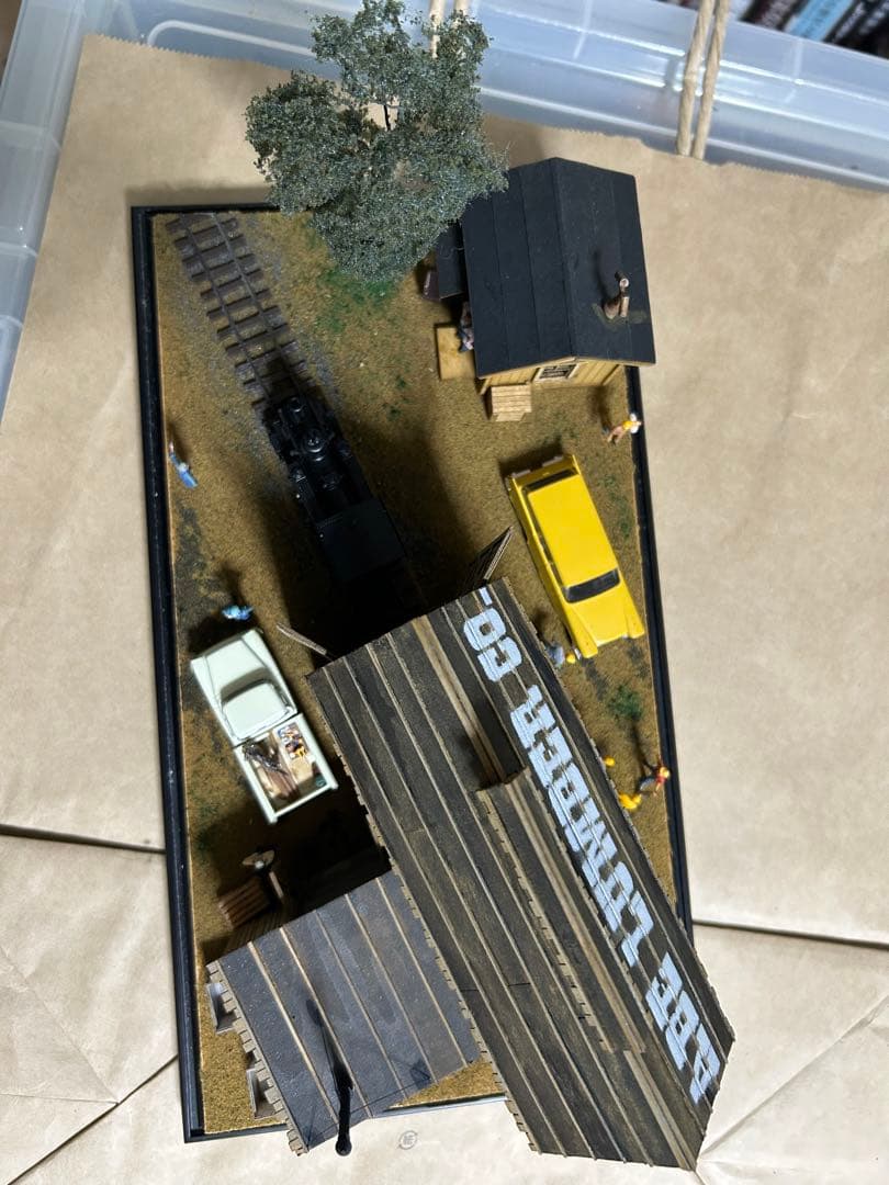 食*ン様 機関庫のある風景〜HOナロー 鉄道模型 展示台 ジオラマ