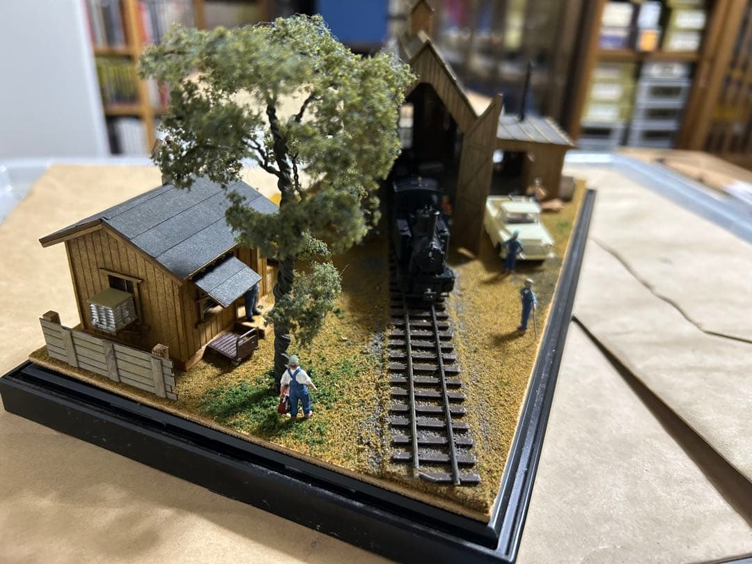 食*ン様 機関庫のある風景〜HOナロー 鉄道模型 展示台 ジオラマ