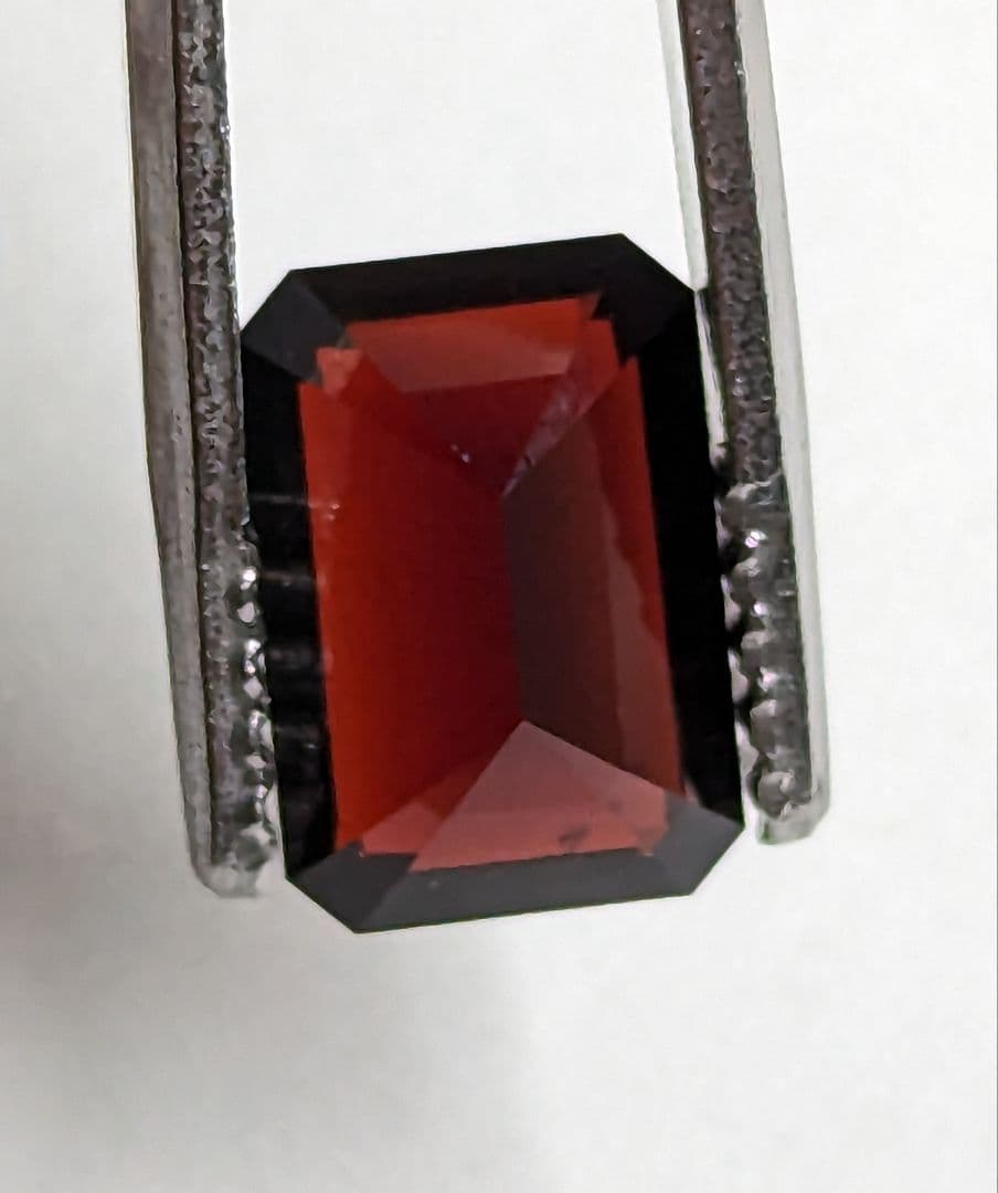 天然ガーネット 1.89ct エメラルドカット ルース