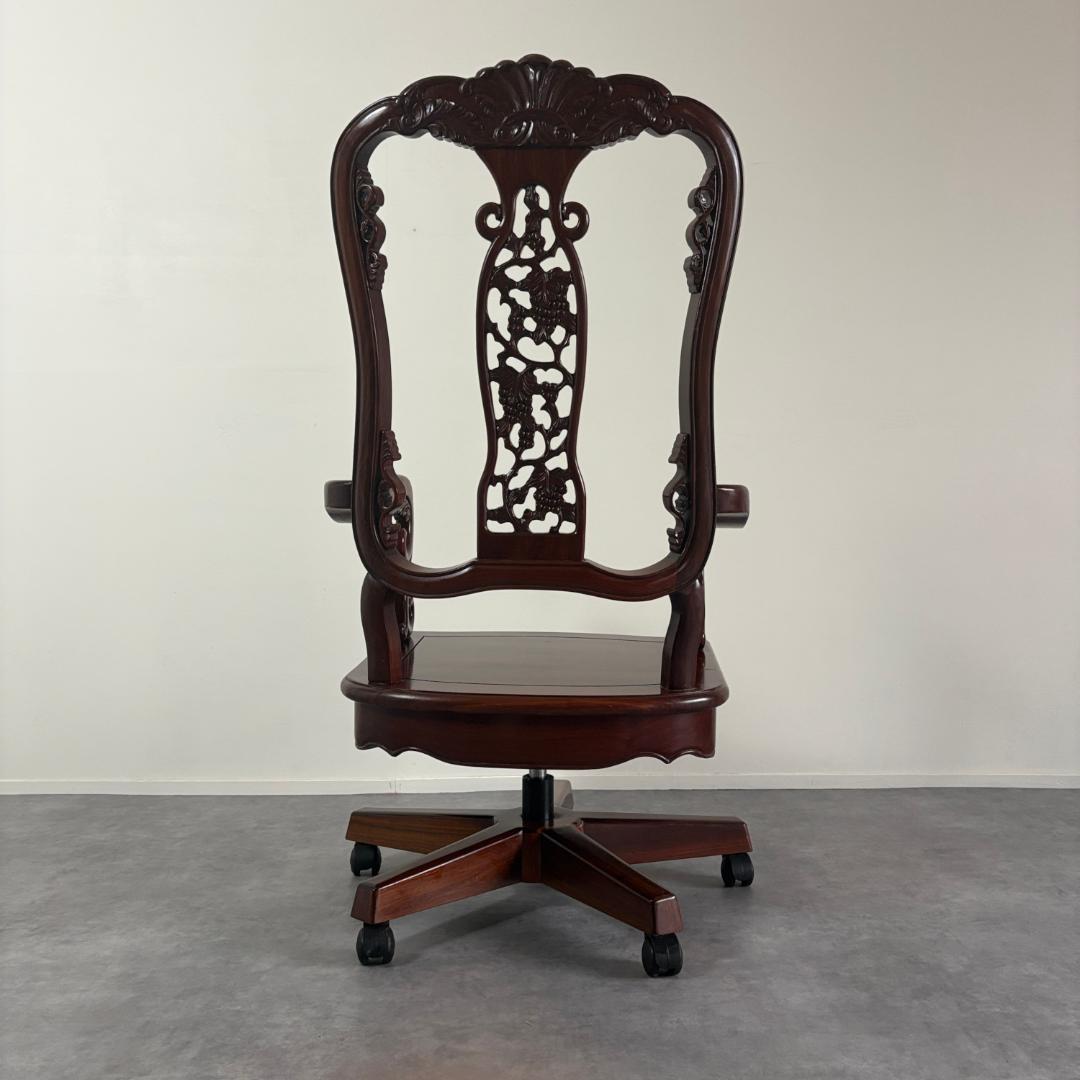 キャスター付き アンティーク調　透かし彫り チェア