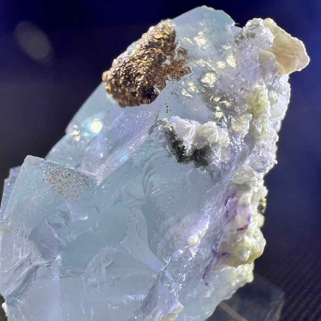 ヤオガンシャン産　パイライト、ドロマイト共生ライトブルーフローライト