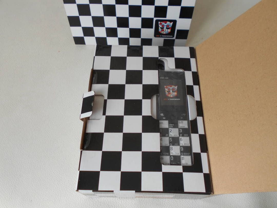 au ×トランスフォーマー オプティマスプライム バンブルビー メガトロン