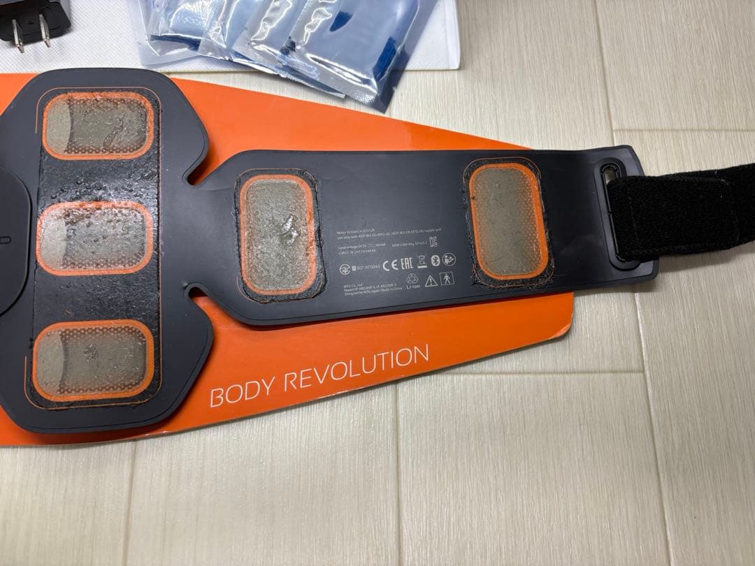 【美品】新品パッド付　シックスパッド　アブズベルト　S/M/L