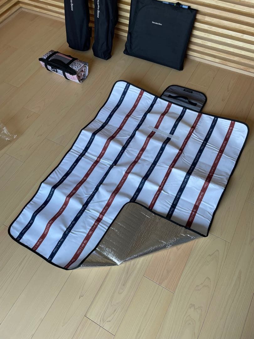 【最終価格】メルセデスベンツ折りたたみチェア2脚とレジャーシート1枚とおまけ付き