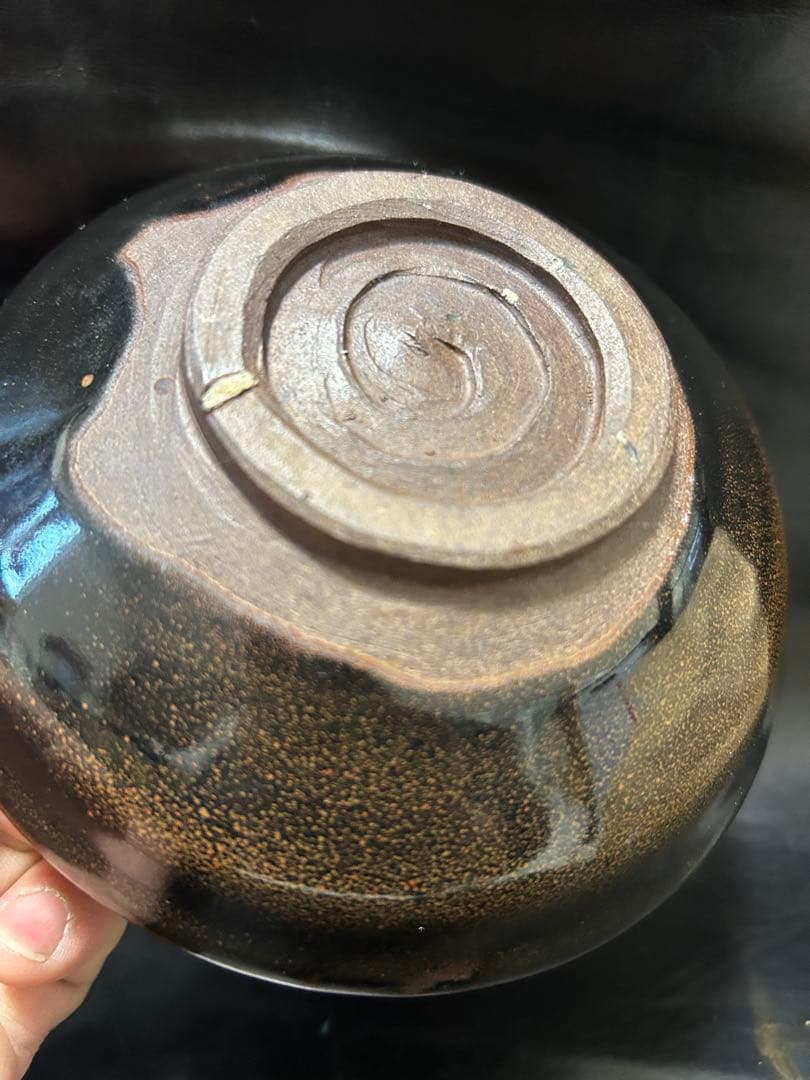 美しい古美術◾️蔵からかなり美しい黒い釉薬の天目平茶碗が出てきました。