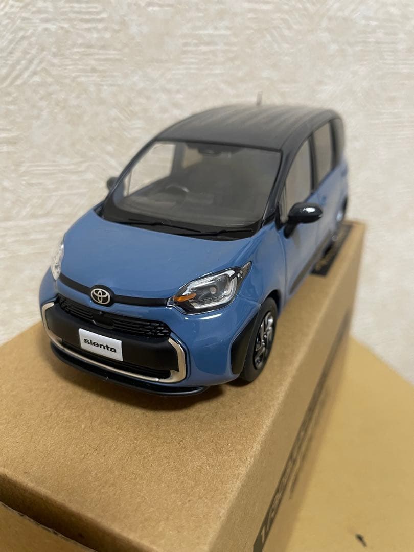 トヨタ シエンタ 1/30 スケールモデル 青