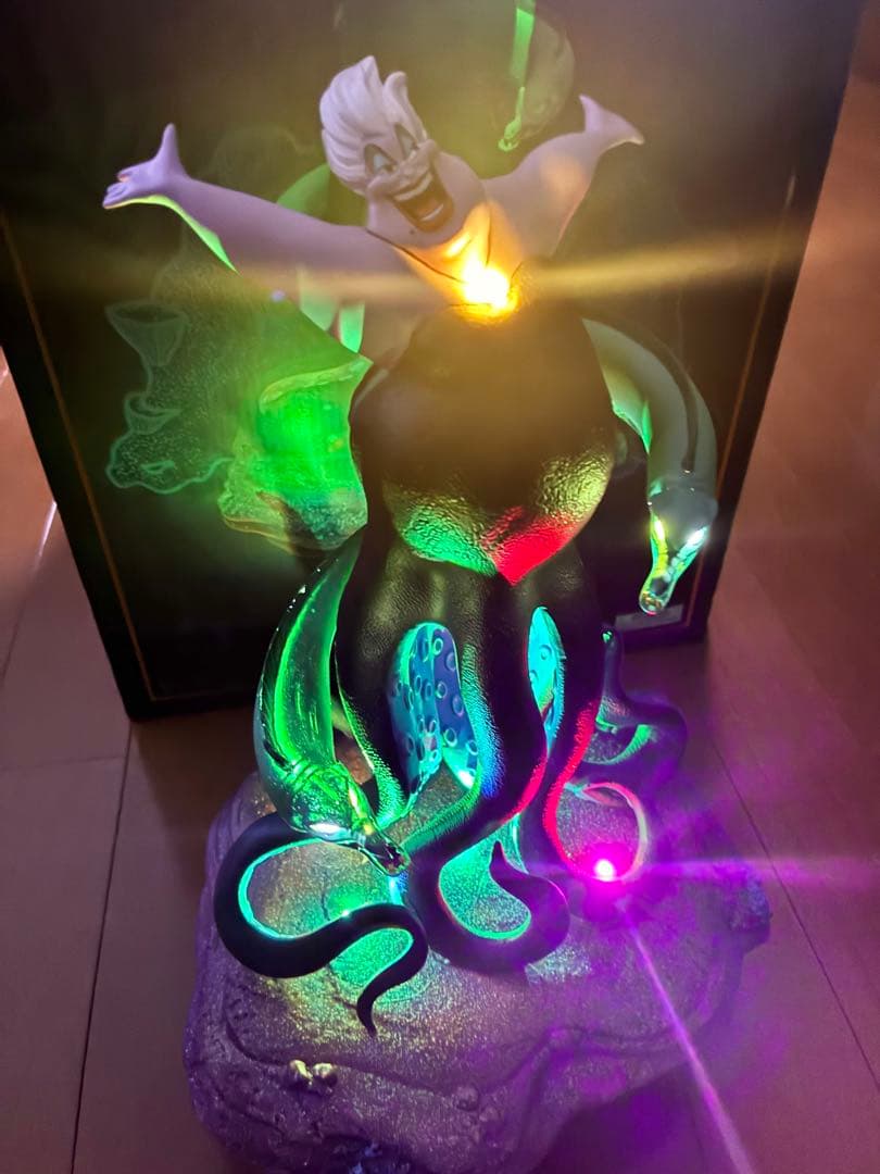 アースラ リトルマーメイド　ライトアップフィギュア ディズニーストア　限定