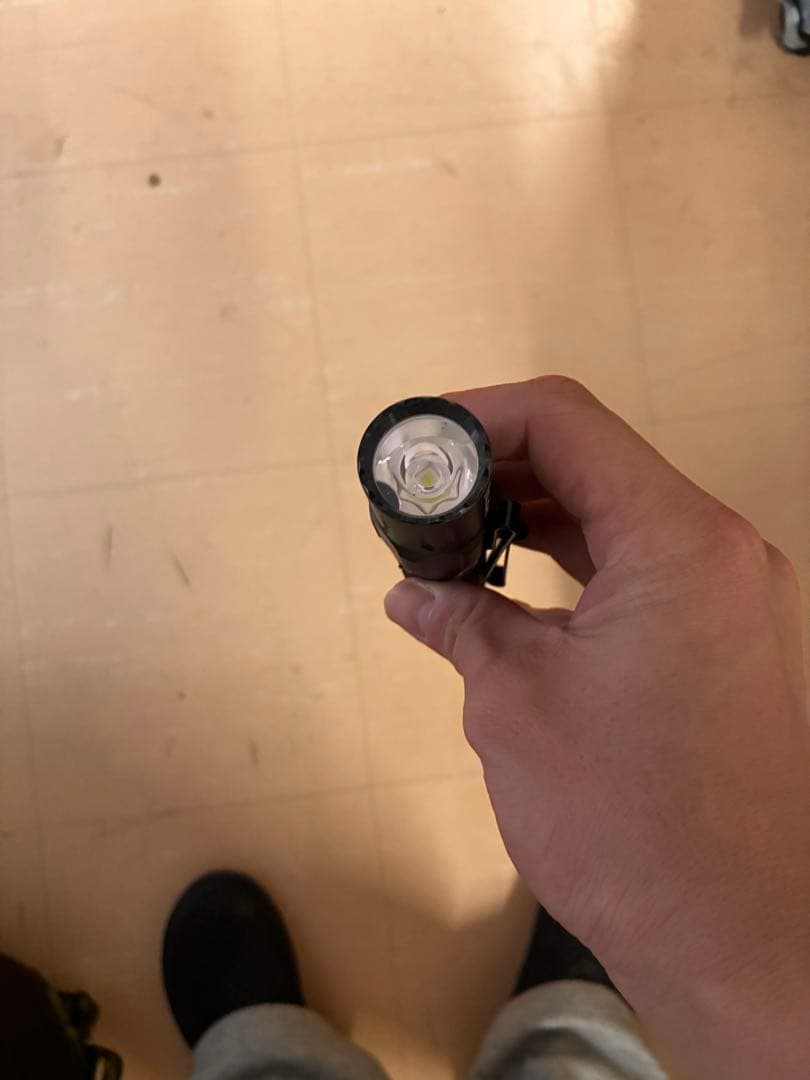 Olightのタクティカルライト「Warrior 3S」のアーミーグリーン