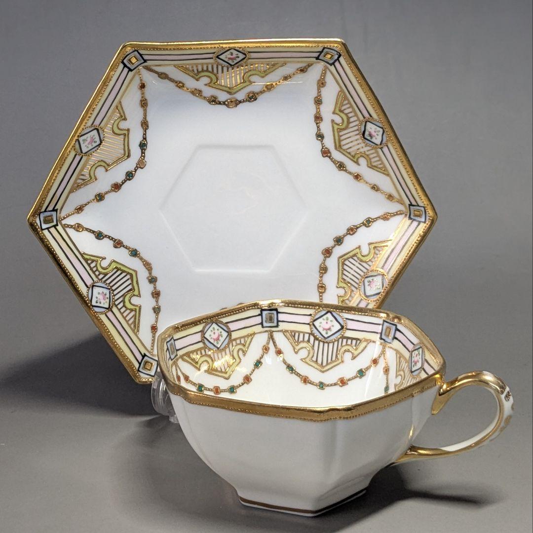 オールドノリタケ・金盛上陽刻薔薇柄　ガーランド装飾　ヘキサゴン　カップ＆ソーサー