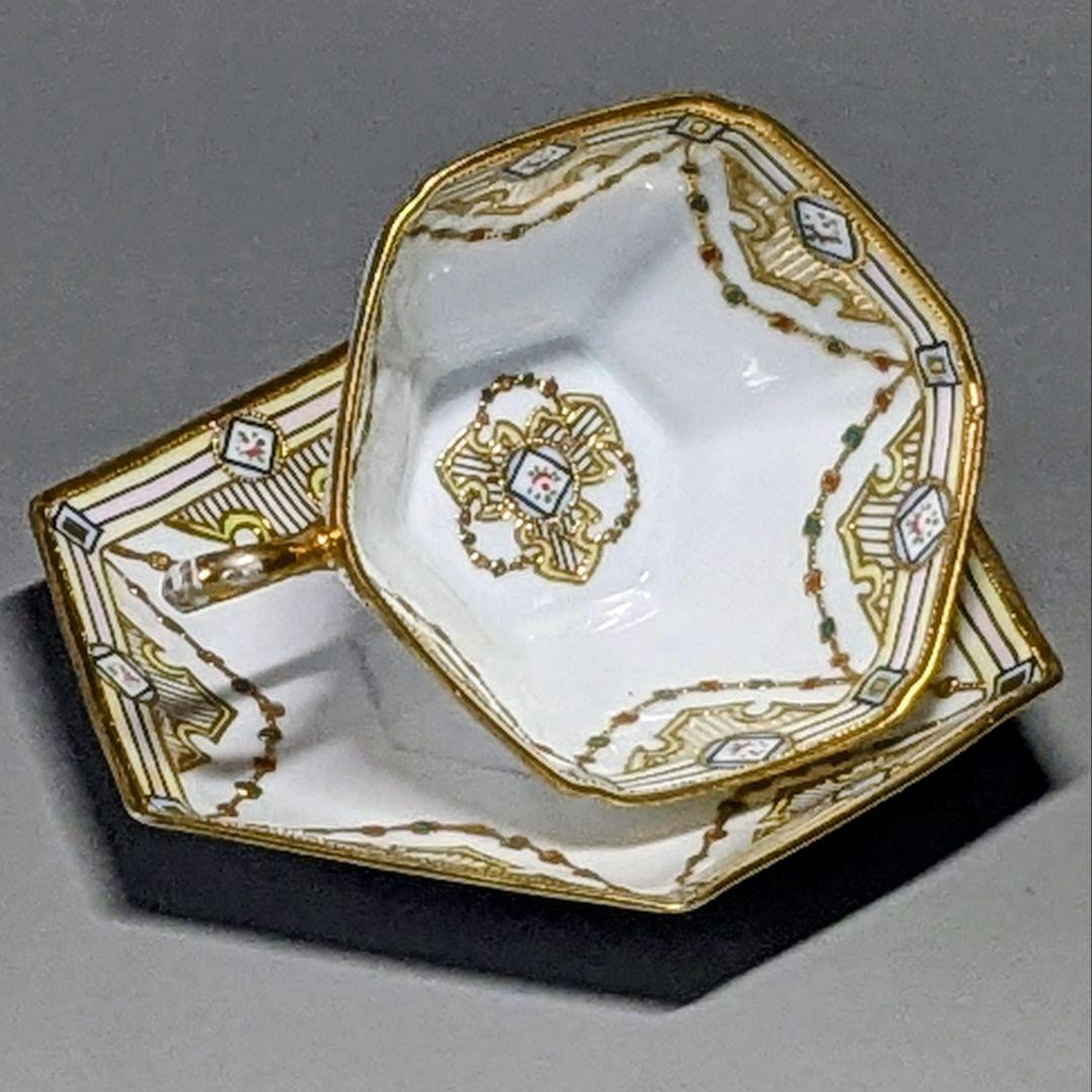 オールドノリタケ・金盛上陽刻薔薇柄　ガーランド装飾　ヘキサゴン　カップ＆ソーサー