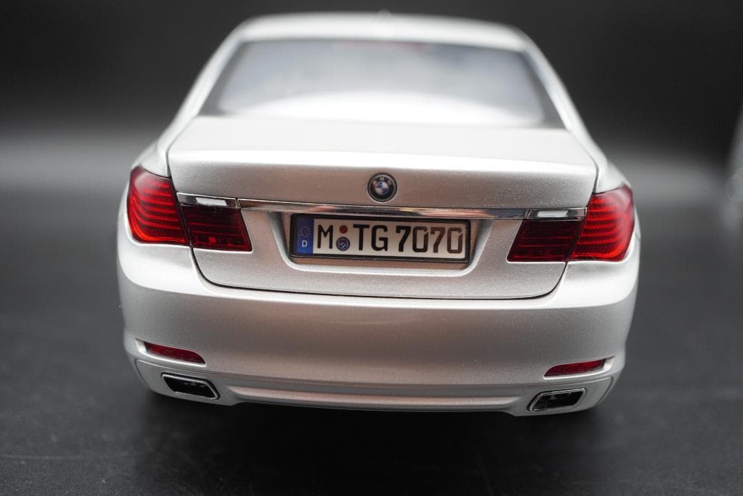  7シリーズ ミニカー 1/18