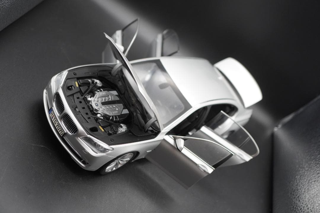  7シリーズ ミニカー 1/18