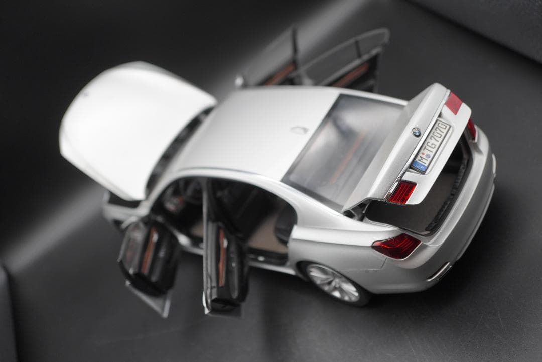  7シリーズ ミニカー 1/18