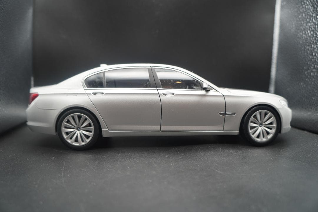  7シリーズ ミニカー 1/18