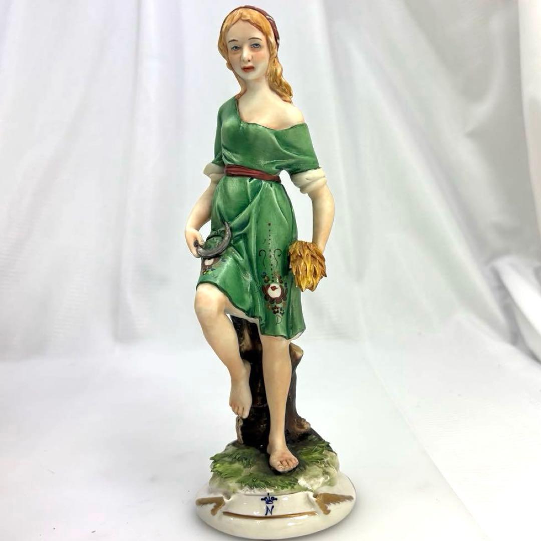 イタリア　カポディモンテの磁器人形　窯印　作者印あり