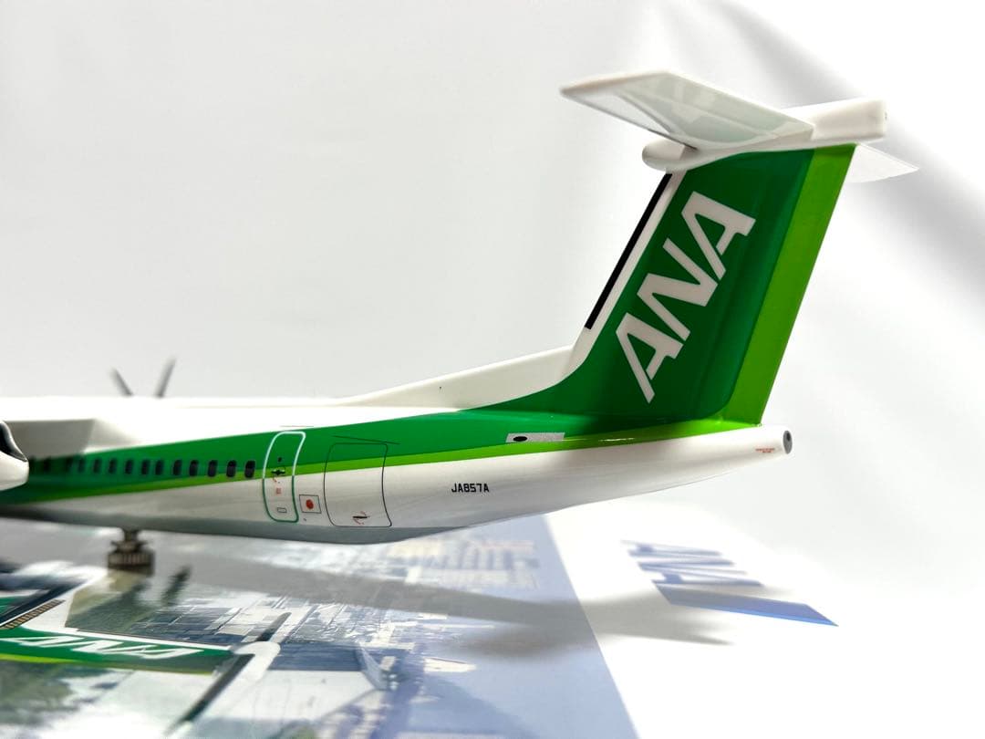 全日空商事 1/100 ANA DHC-8-400 NH11013 台座付き