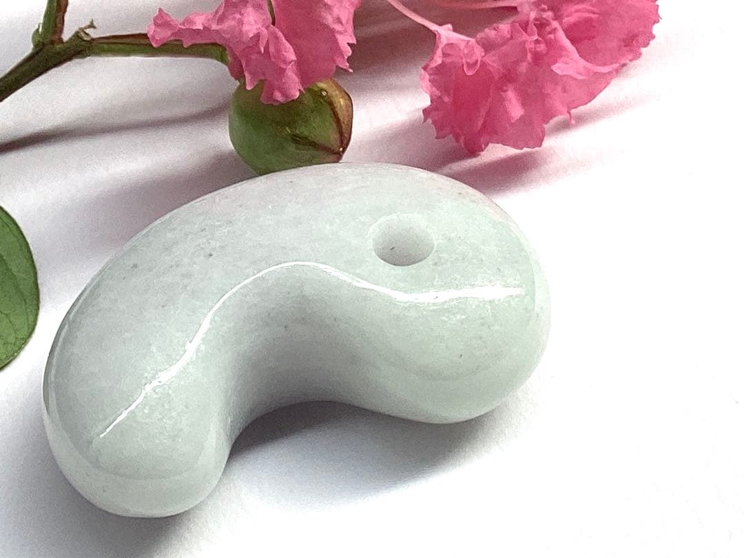 ✳白から秘めたラベンダー色へ‼️本物　糸魚川翡翠硬玉ジェダイト　お守りに　鑑別書付