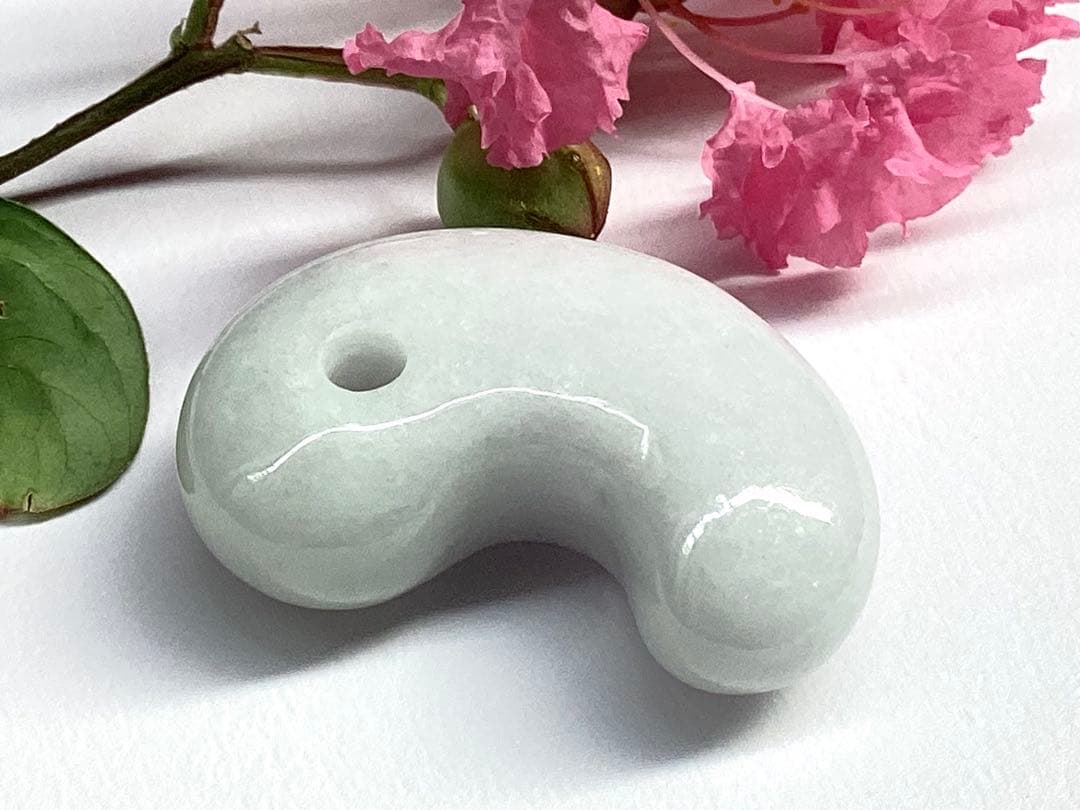 ✳白から秘めたラベンダー色へ‼️本物　糸魚川翡翠硬玉ジェダイト　お守りに　鑑別書付